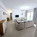 Sea View Apartment *